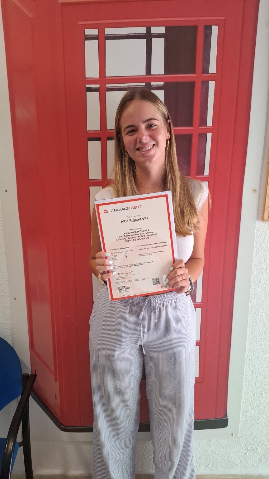 Alumno/a de Language Corner con su certificado LanguageCert 1