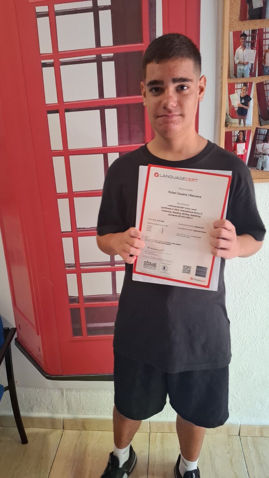 Alumno/a de Language Corner con su certificado LanguageCert 2