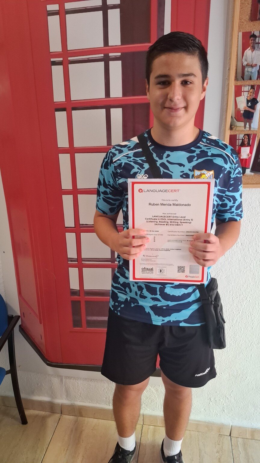 Alumno/a de Language Corner con su certificado LanguageCert 3