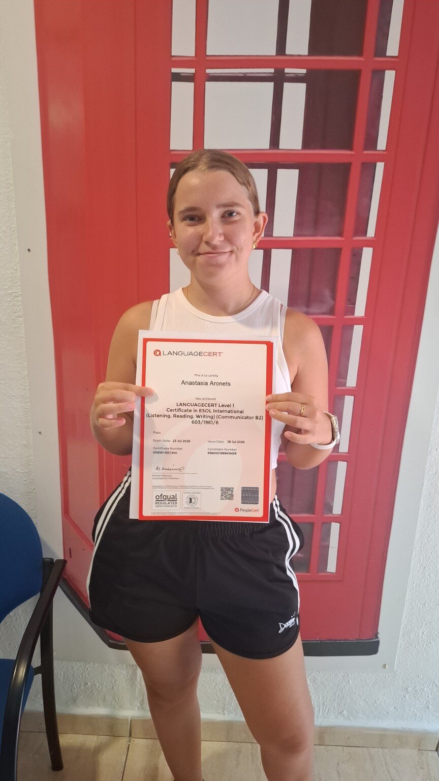 Alumno/a de Language Corner con su certificado LanguageCert 4