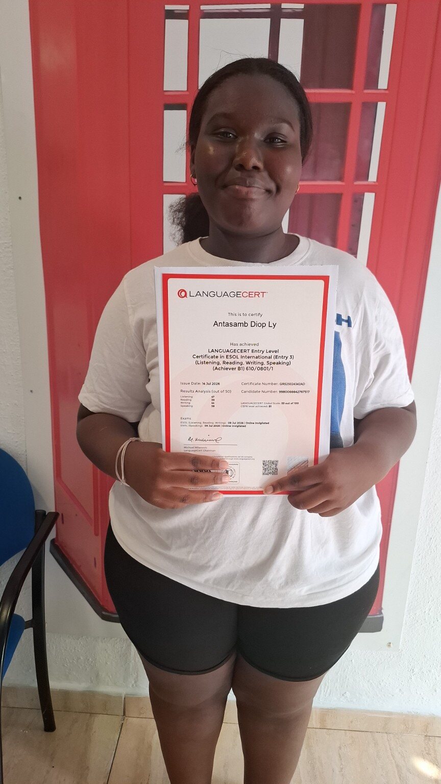 Alumno/a de Language Corner con su certificado LanguageCert 5