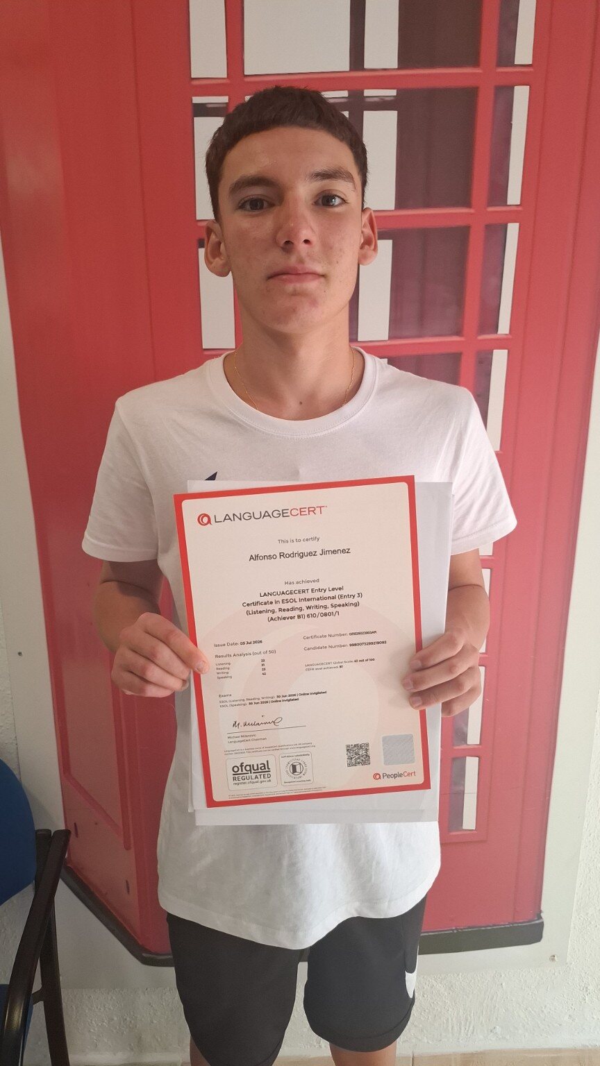 Alumno/a de Language Corner con su certificado LanguageCert 6